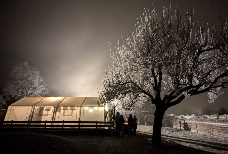 Huskyfieber Zelt Nachtaufnahme des Huskyfieber Geländes mit Blick auf das Partyzelt